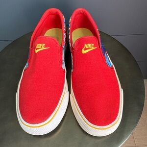 Nike Toki Slip-on Aloha Universal Red/Sail-Tour Yellow Colorway Floral Bright